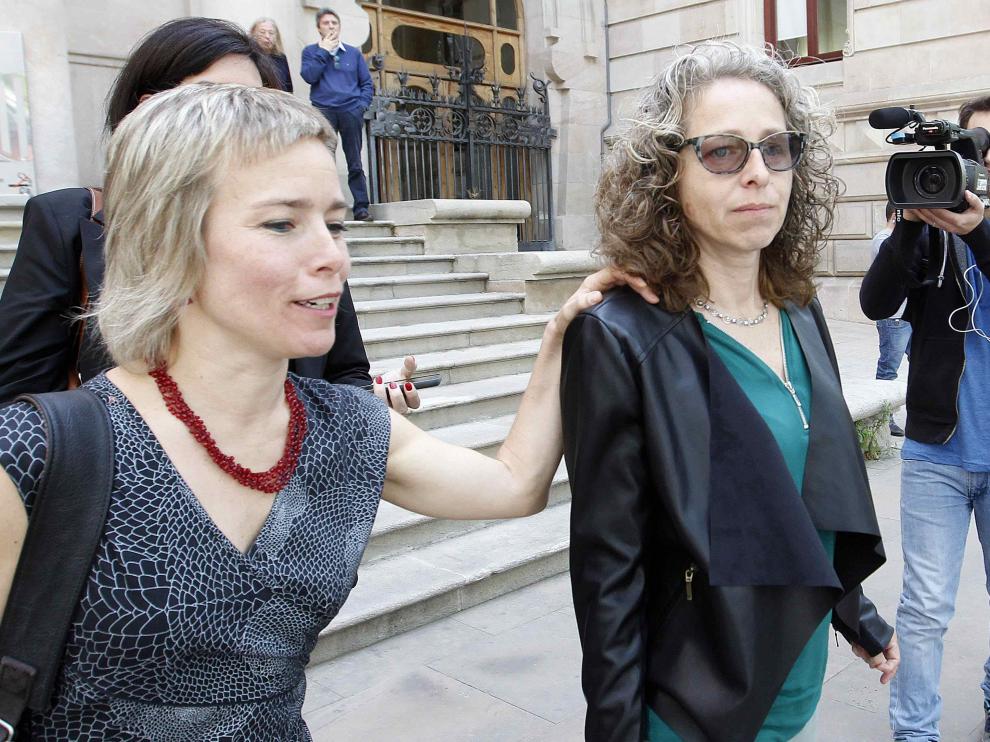Ester Quintana (dcha.) junto a su abogada, Laia Serra, a su salida de la Audiencia de Barcelona.