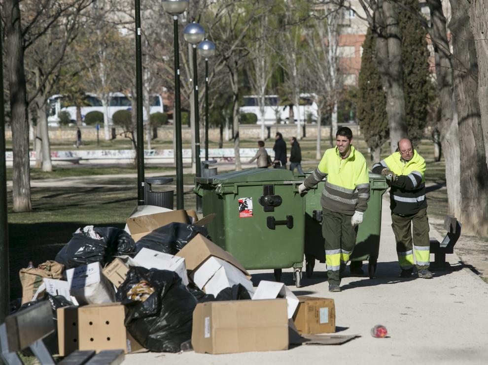 Dos operarios de la concesionaria trabajan en el parque del Tío Jorge tras la celebración de la Cincomarzada.