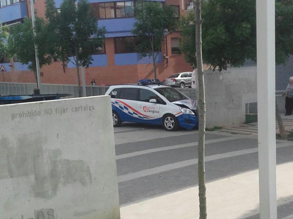 Imagen del vehículo policial accidentado en Zaragoza