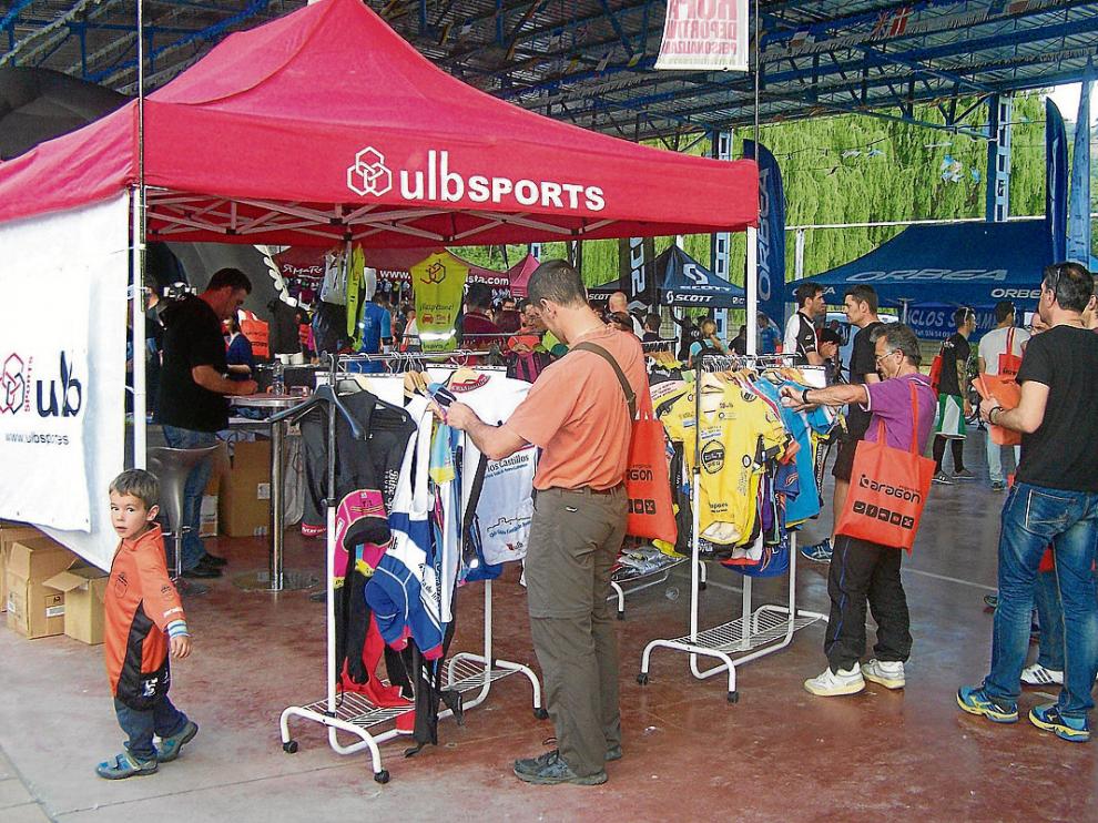Preparativos para la Puertos de la Ribagorza. Los aficionados al ciclismo se prepararon ayer para esta cicloturista que parte de Graus y que se celebrará hoy con 32 agentes de la Guardia Civil garantizando la seguridad.