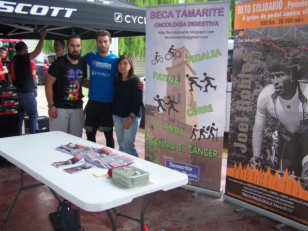 Jorge Torres, director de la carrera, Joel Robles y Mercè Miranda, promotora de la beca oncológica Tamarite.