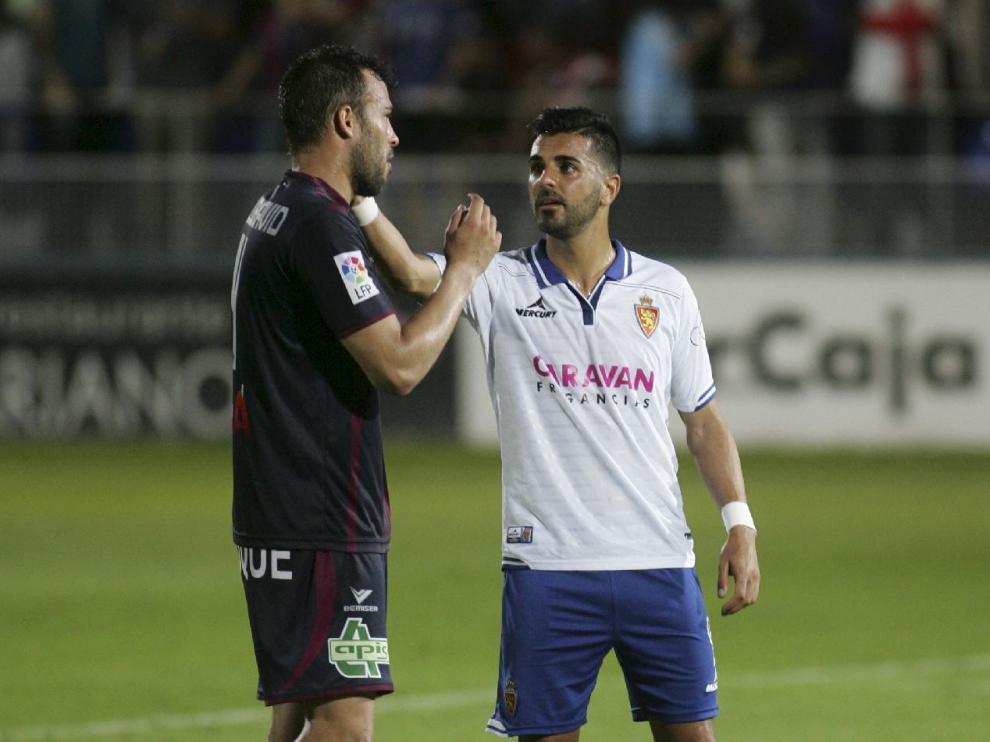 Ángel, suplente en Huesca, se despide de Carlos David al término del partido en El Alcoraz.