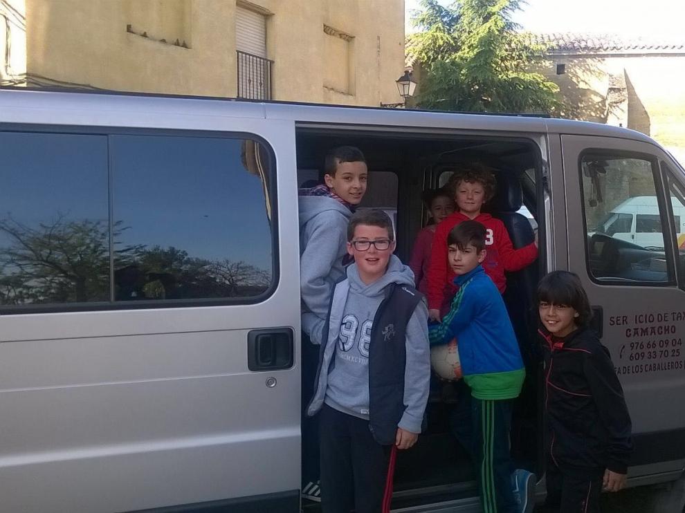 Los niños que viven en Orés se desplazan a diario en una furgoneta al colegio de Ejea.