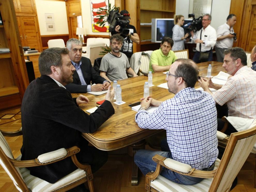 Un momento de la reunión de Soro con empleados de Renfe y Adif en la sede de la DGA.