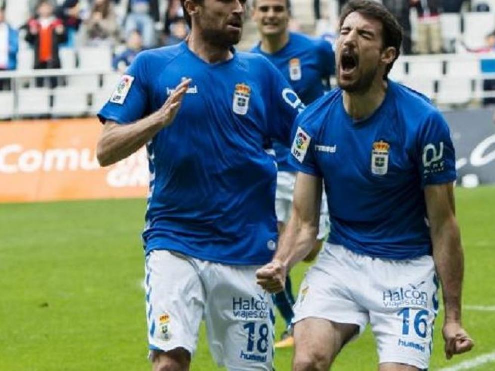 Toché, con el número 16, celebra con sus compañeros uno de los 18 goles que ha anotado en lo que va de liga.