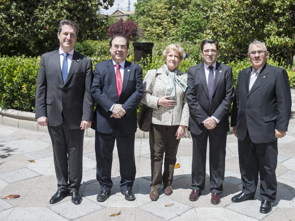 La unión hace la fuerza. Ramón Jordán (presidente de Farmacéuticos de Zaragoza), Luis Rasal (odontólogos); Concha Ferrer (médicos), Jesús García (veterinarios) y Juan José Porcar (enfermería).