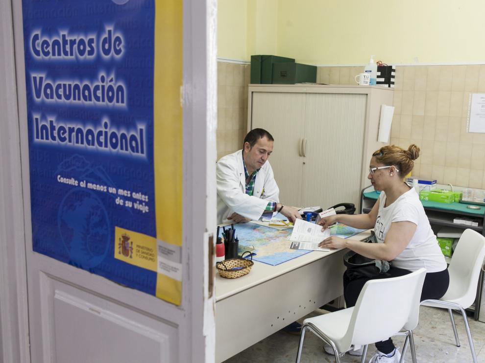 Karen, el pasado jueves, mientras recibía información del médico Javier Castillo.