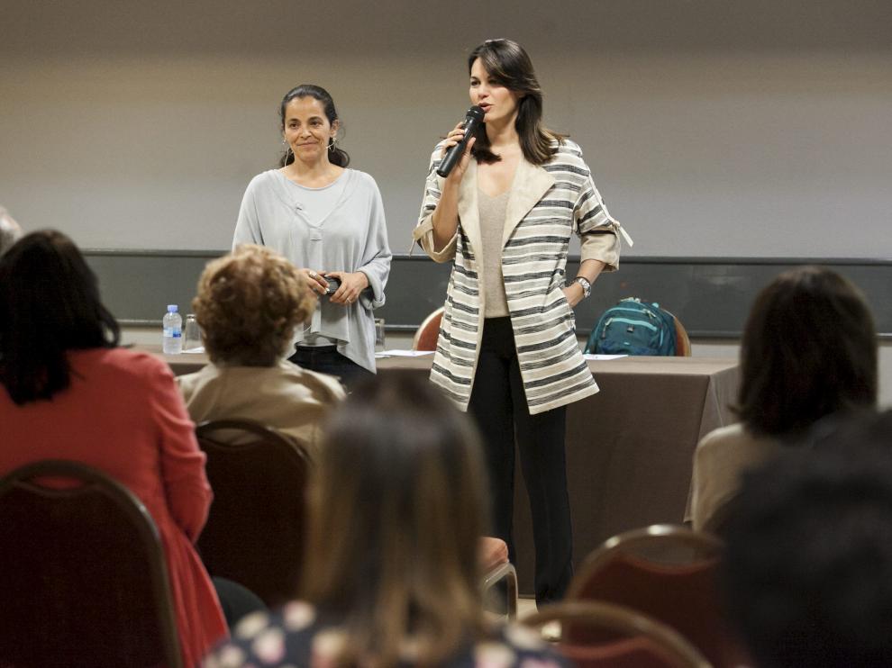 Angels Ponce y Fabiola Martínez, ayer, durante la jornada.