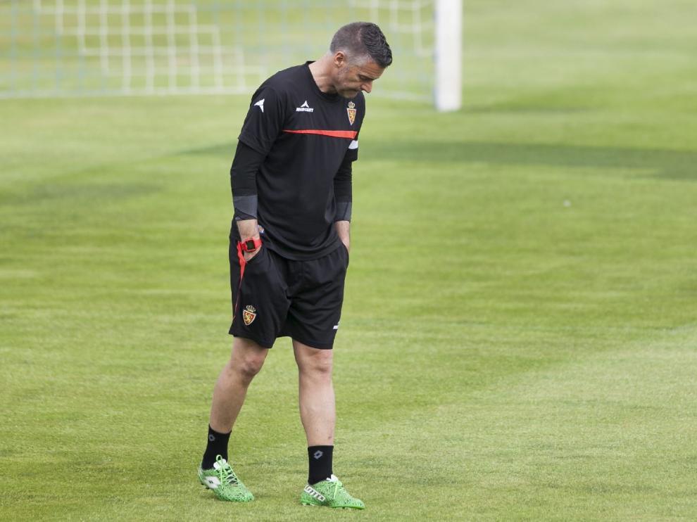 Lluís Carreras observa en solitario el estado del césped de La Romareda en el último entrenamiento del equipo antes de recibir al Oviedo.