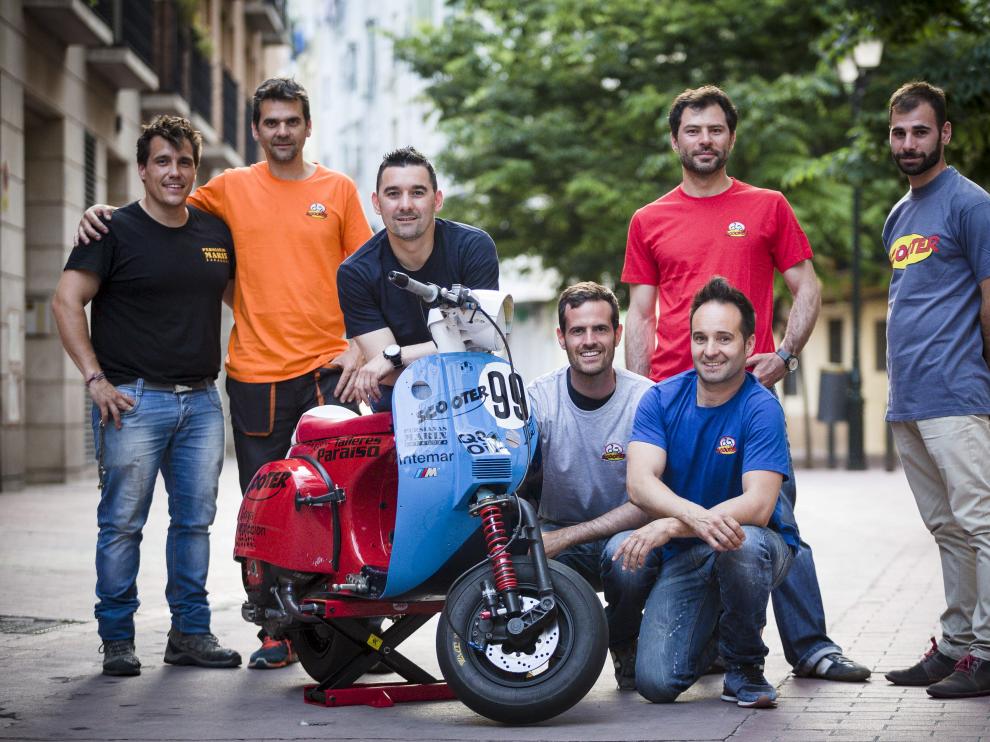 El equipo Scooter Vespa Team, listo para competir en Zuera.