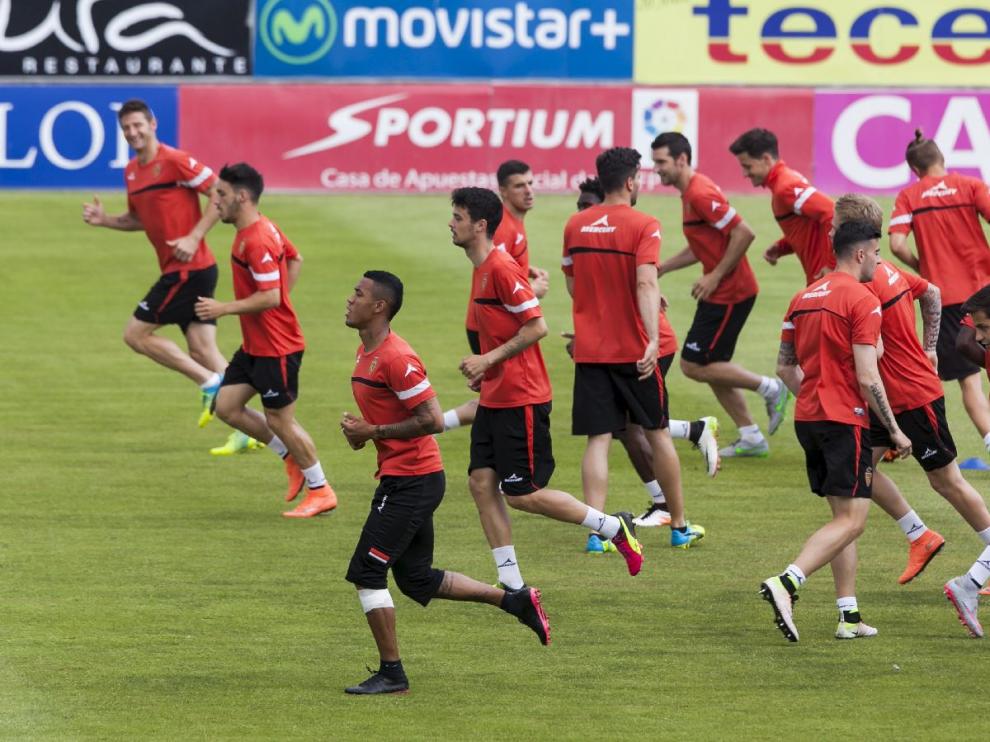 Los jugadores del Real Zaragoza, al inicio del último entrenamiento previo al crucial choque ante el Oviedo, en la tarde de este sábado en La Romareda.