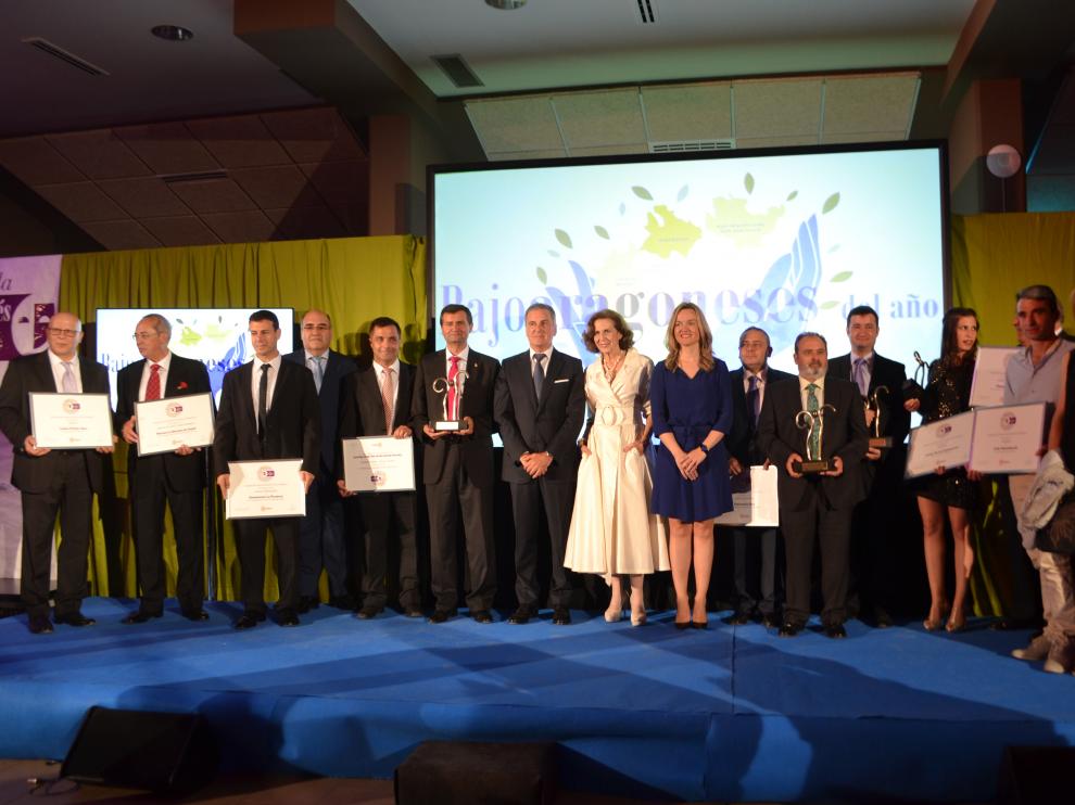 Foto de familia de los nominados y premiados. En el centro, Nati Cañada entre Raimundo Cubeles y Pilar Alegría.