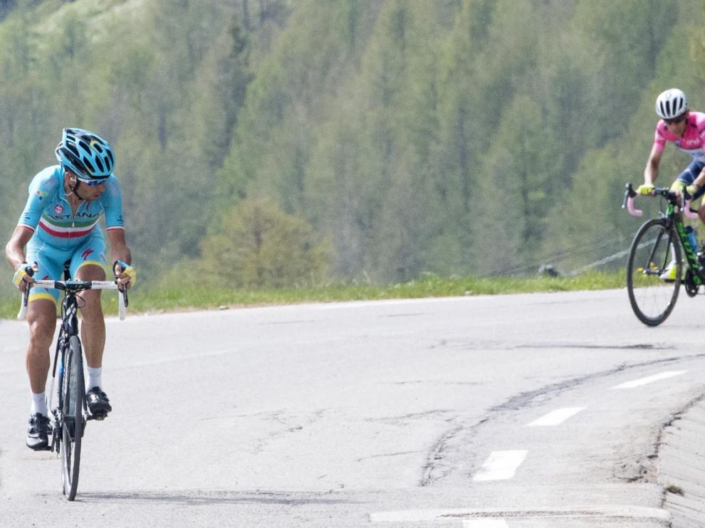 Nibali, en primera posición, seguido por Chaves y Valverde