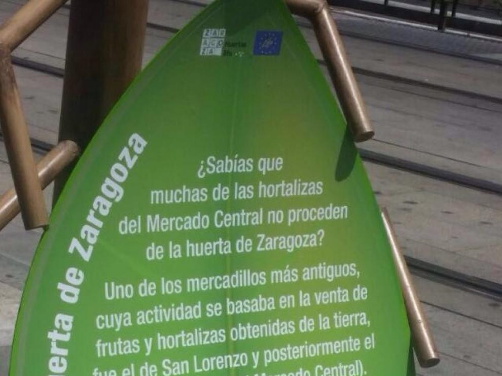 Texto instalado junto al Mercado Central que ha indignado a los detallistas.