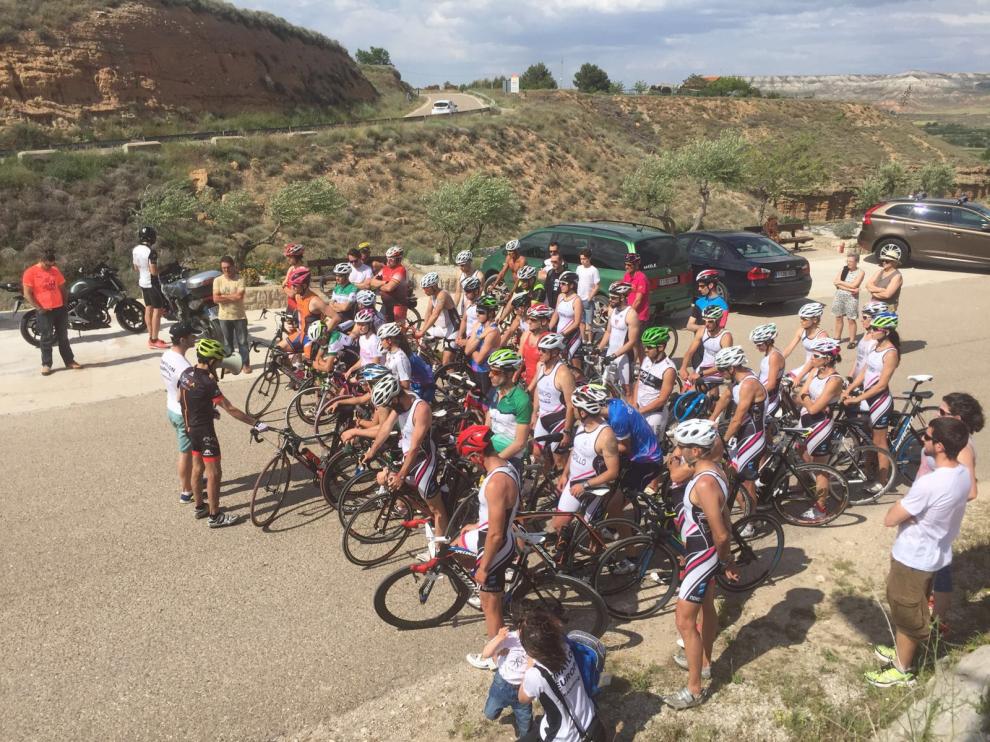 Concentración en Mezalocha por la suspensión del triatlón y minuto de silencio por David Cañada