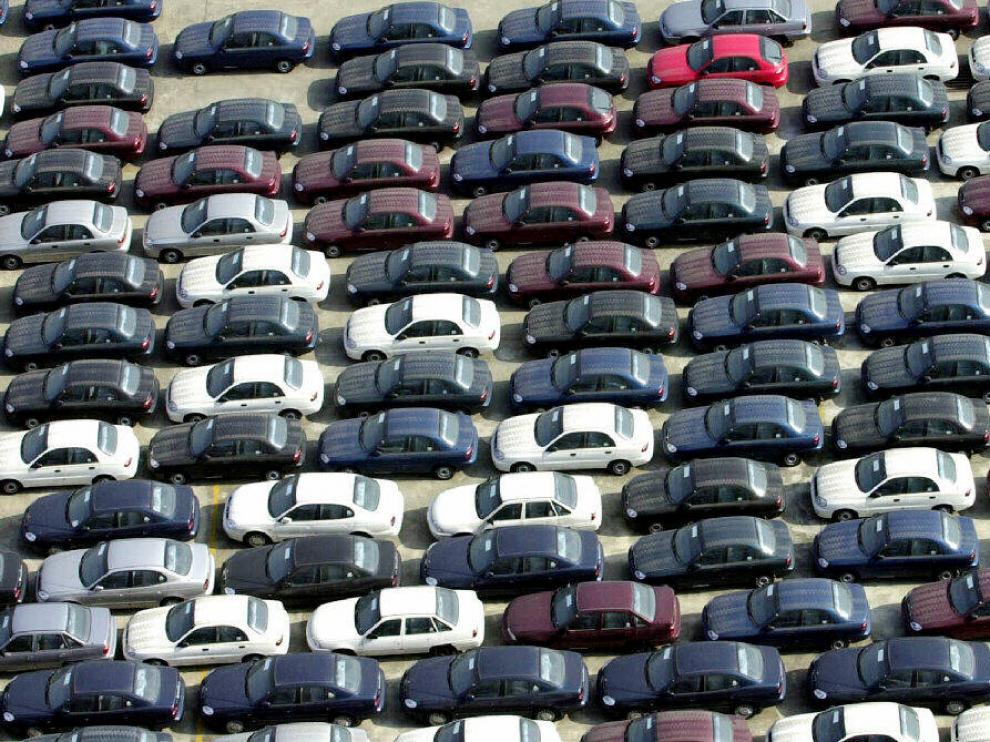 Coches aparcados en la explanada de una factoría de Daewoo.