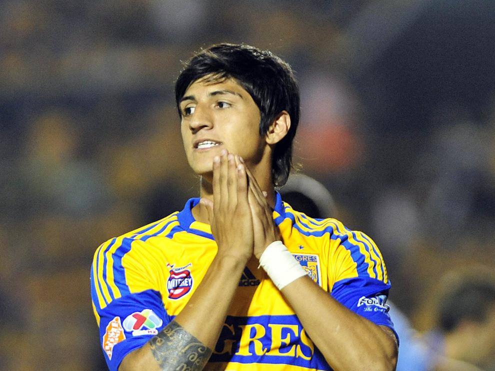 Alan Pulido durante un partido.