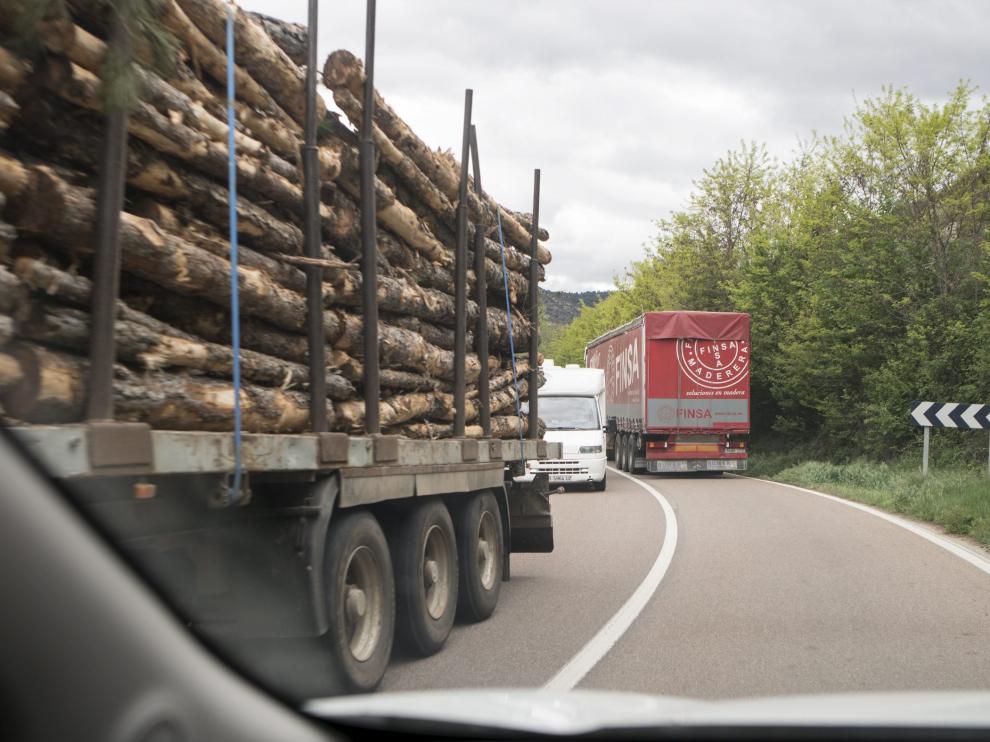 Una media de 100 camiones al día transitan por la N-330 entre Teruel y Castielfabib. La falta de arcenes y las curvas complican la circulación. Por lo general, si un camión vuelca, ambos carriles quedan cortados sin posibilidad de dar paso alternativo.