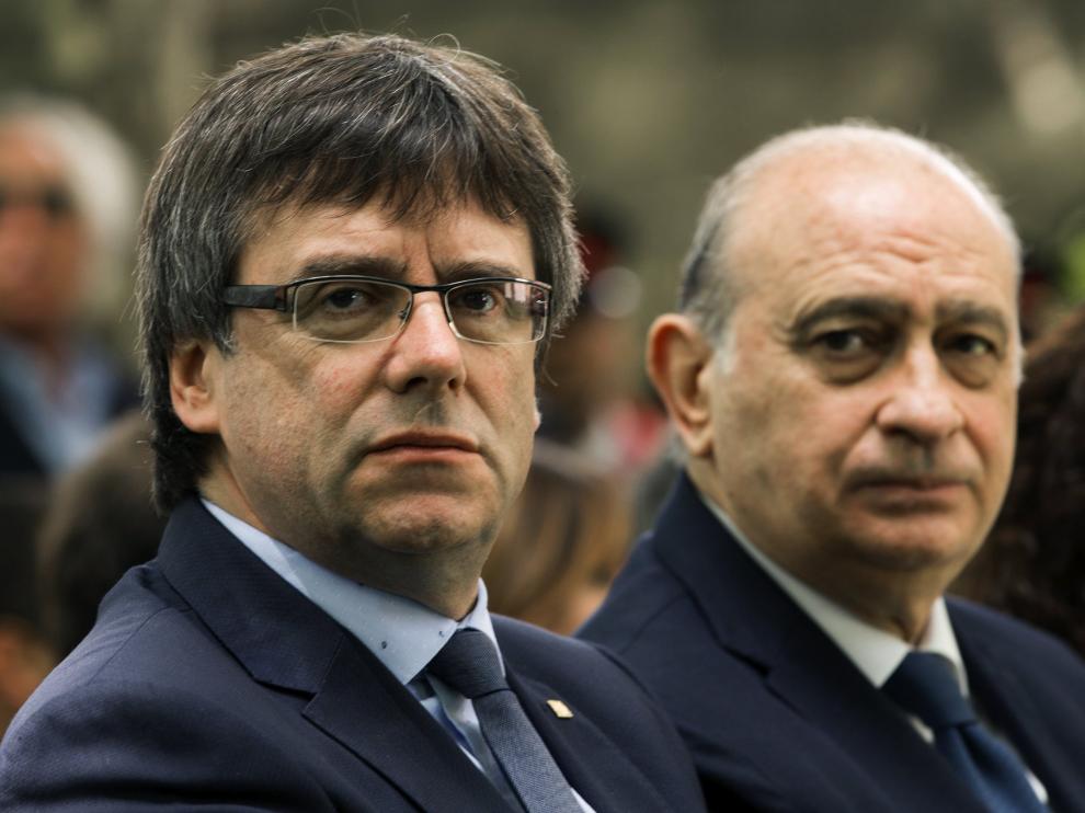 Carles Puigdemont y Jorge Fernández Díaz, en el acto de homenaje