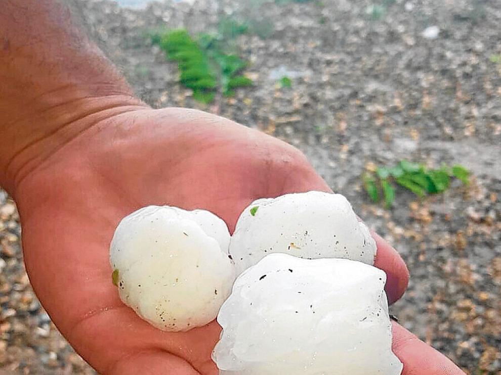 La lluvia llegó acompañada por piedras de gran tamaño.
