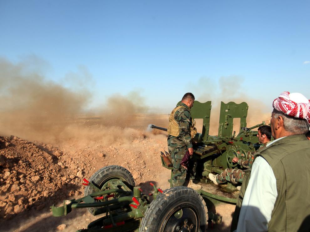 Kurdos bombardean localidades yihadistas de EI próximas a Mosul, en Iraq.