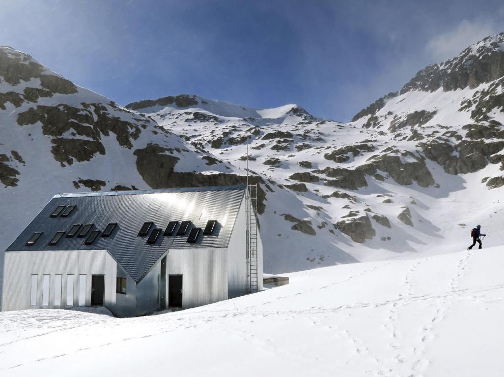 Imagen reciente del refugio, donde todavía hay nieve en abundancia
