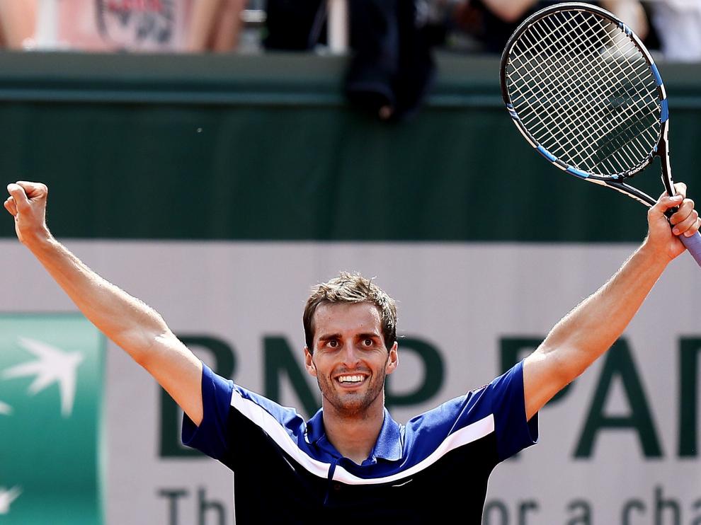 El tenista Albert Ramos celebra su pase a cuartos de final en Roland Garros.