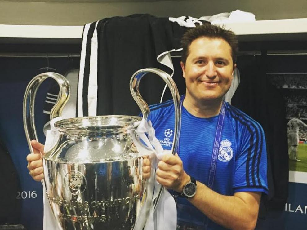 Alfaro, con la copa.