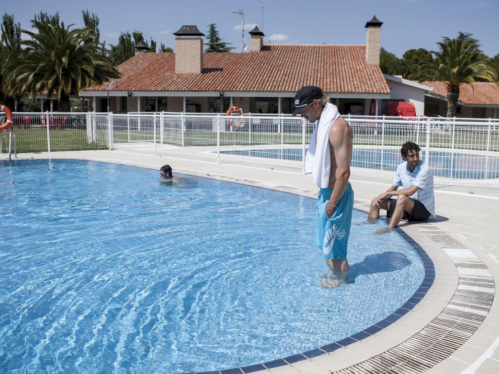 La avanzadilla, en el campin municipal. Quienes no puedan esperar hasta el próximo sábado para darse un chapuzón, la piscina del campin Ciudad de Zaragoza (en la calle de San Juan Bautista de la Salle s/n) lleva desde el pasado 1 de mayo abierta.