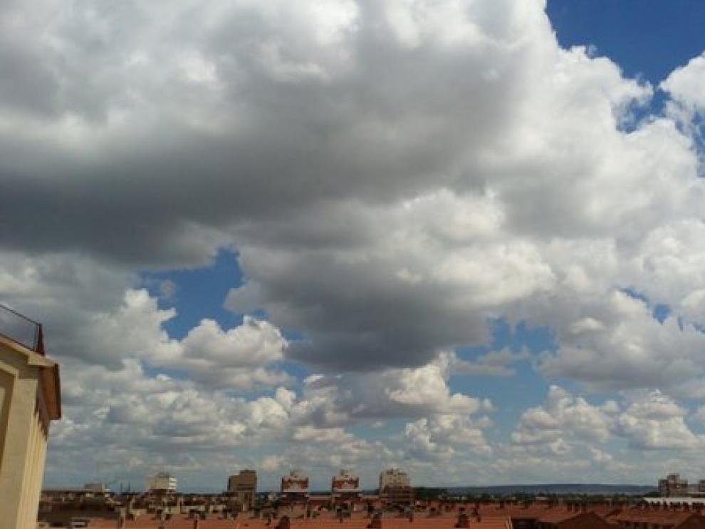 Cielo nuboso en Zaragoza.