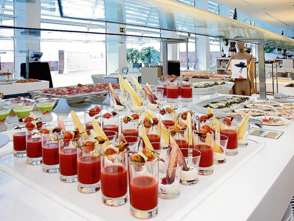 El bufet libre del 'brunch', con una visión en perspectiva del salón Confluencis, donde tiene lugar.