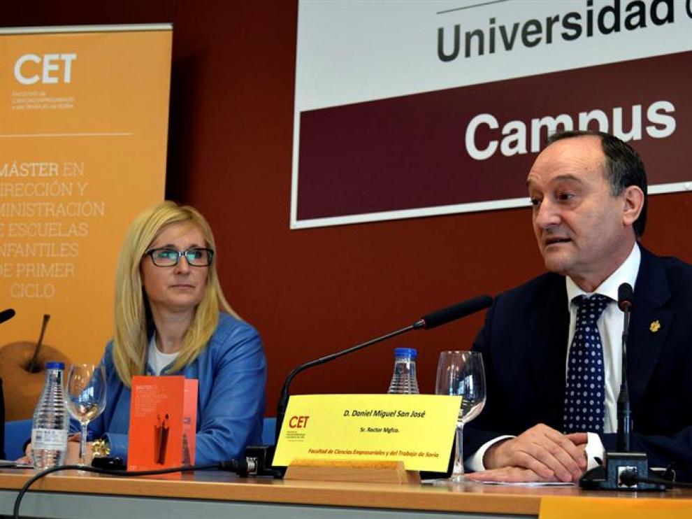 El rector de la Universidad de Valladolid, Daniel Miguel San José (d), durante la presentación del Master en Direccion y Administraccion de Empresas de Escuelas Infantiles.