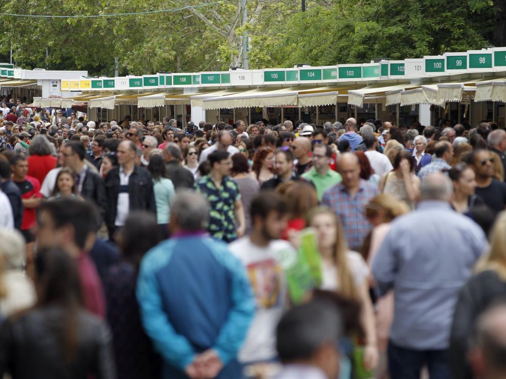 La Feria del Libro de Madrid, este fin de semana, en un atestado parque del Retiro.