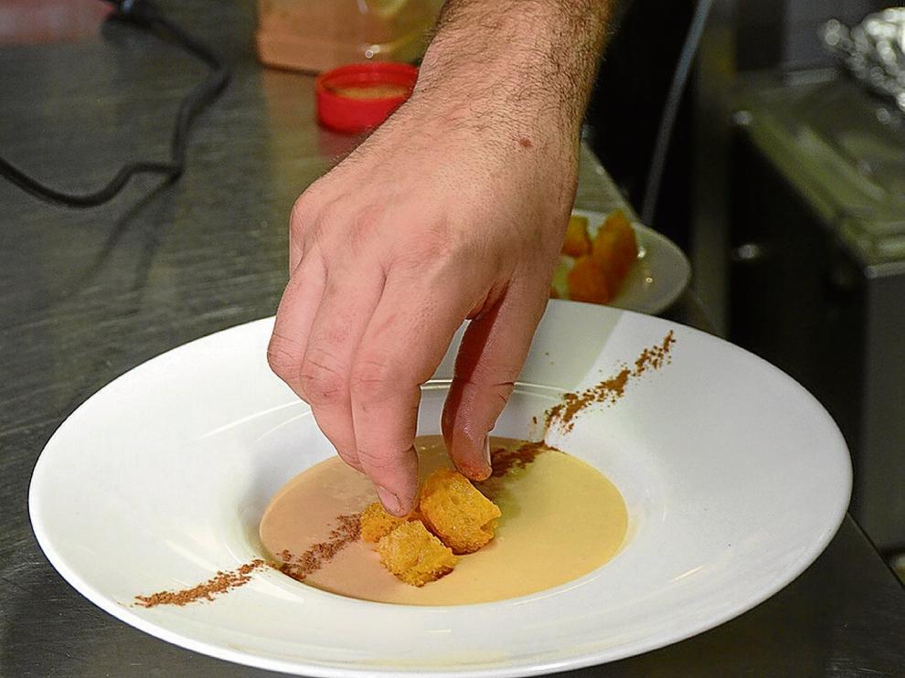 En el Bodegón Azoque de Zaragoza preparan unas gachas dulces sin gluten que los celiacos también pueden consumir.