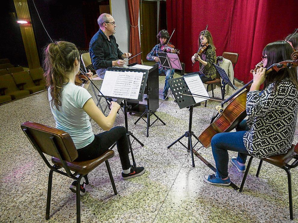 José Marco y cinco músicos de Camerata Contrapunto, en uno de sus ensayos.