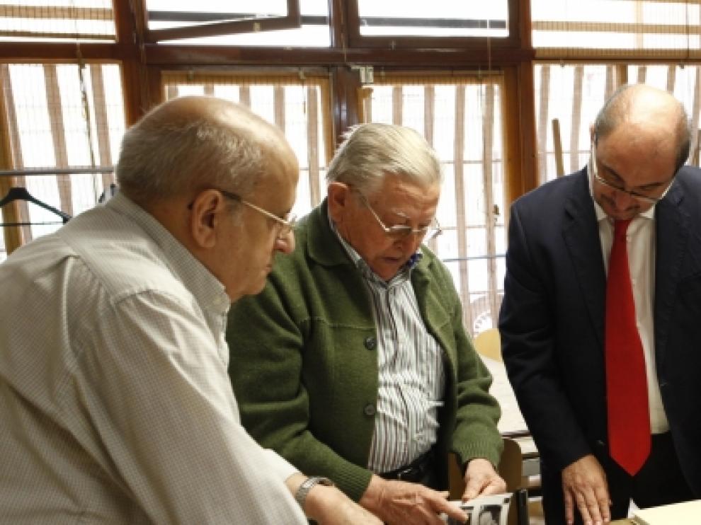 Javier Lambán, acompañado de la consejera de Ciudadanía y Derechos Sociales, Mariví Broto, visitan el hogar de mayores Las Fuentes.