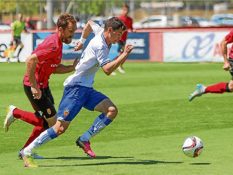 Buenacasa avanza con la pelota ante un rival.