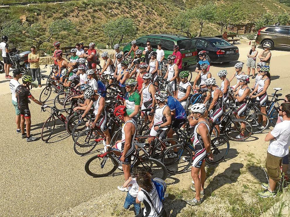 Protesta en Mezalocha (Zaragoza) por la suspensión del campeonato de Aragón de triatlón.