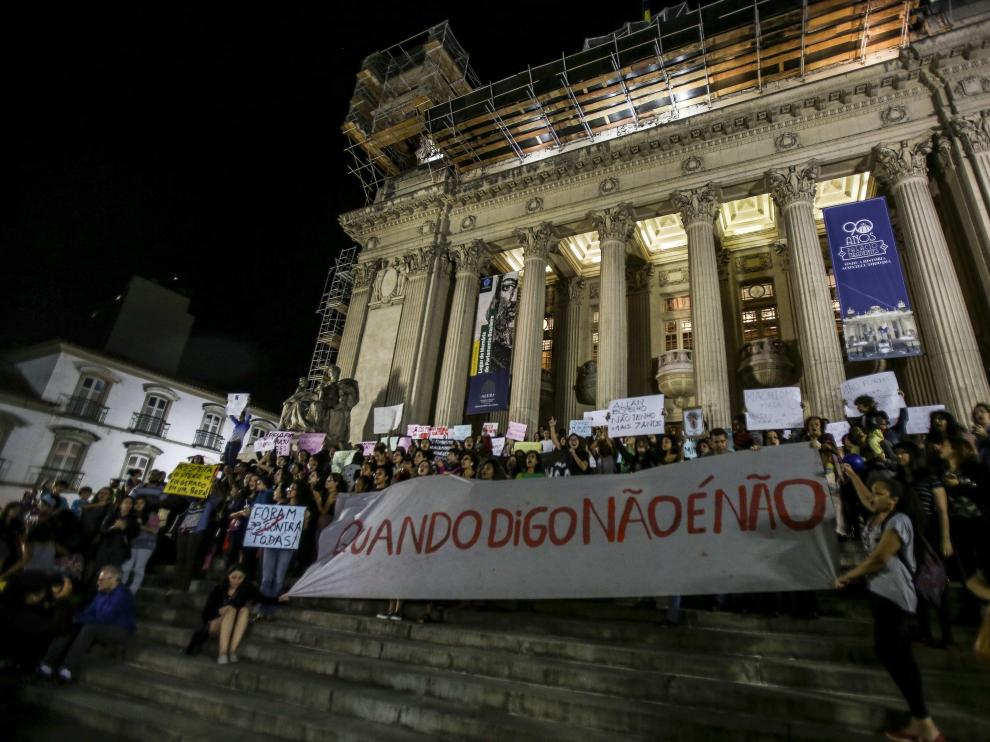 Manifestación en repulsa por la violación de un adolescente por más de 30 hombres en Río de Janeiro.
