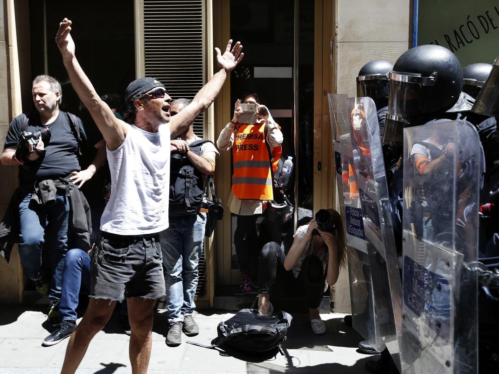Un manifestante increpa a los antidisturbios de los Mossos d'Esquadra,