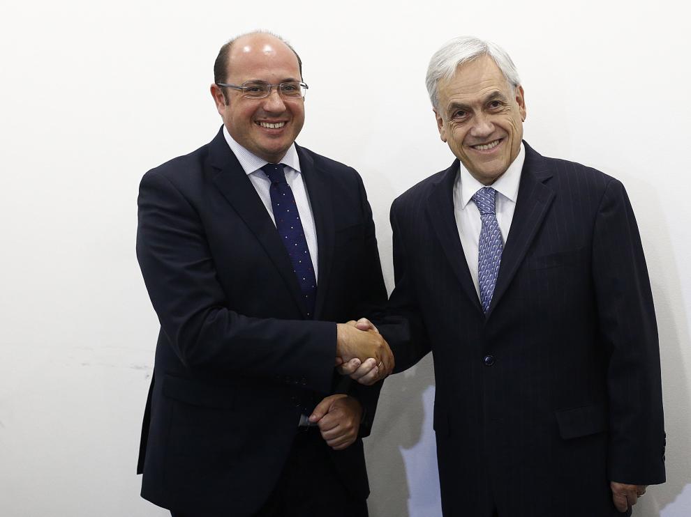 El expresidente de Chile, Sebastian Piñera (d), saluda al presidente de Murcia, Pedro Antonio Sánchez