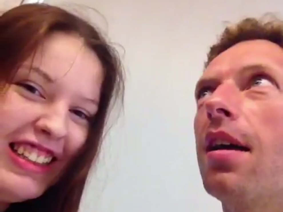 Captura del vídeo compartido por Carlota en Twitter junto al cantante de Coldplay, Chris Martin.