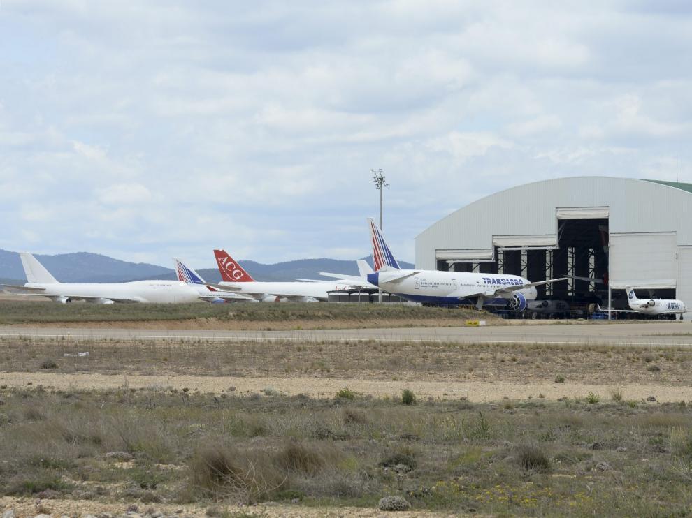 La campa de estacionamiento de aviones de Teruel, con el hangar en primer plano.