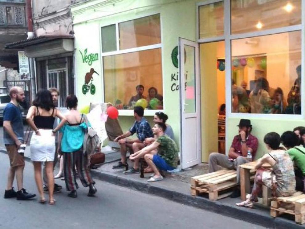 Restaurante vegano atacado por ultranacionalistas en Georgia.
