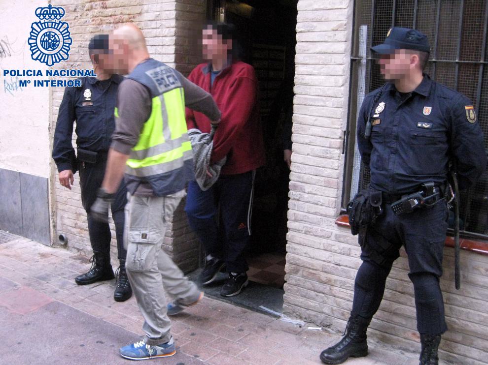 La Policía Nacional detiene a dos personas en El Gancho por tráfico de drogas.