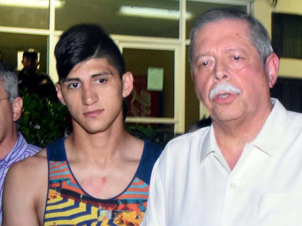 El futbolista Alan Pulido con el gobernador Egidio Torre Cantú tras ser liberado.