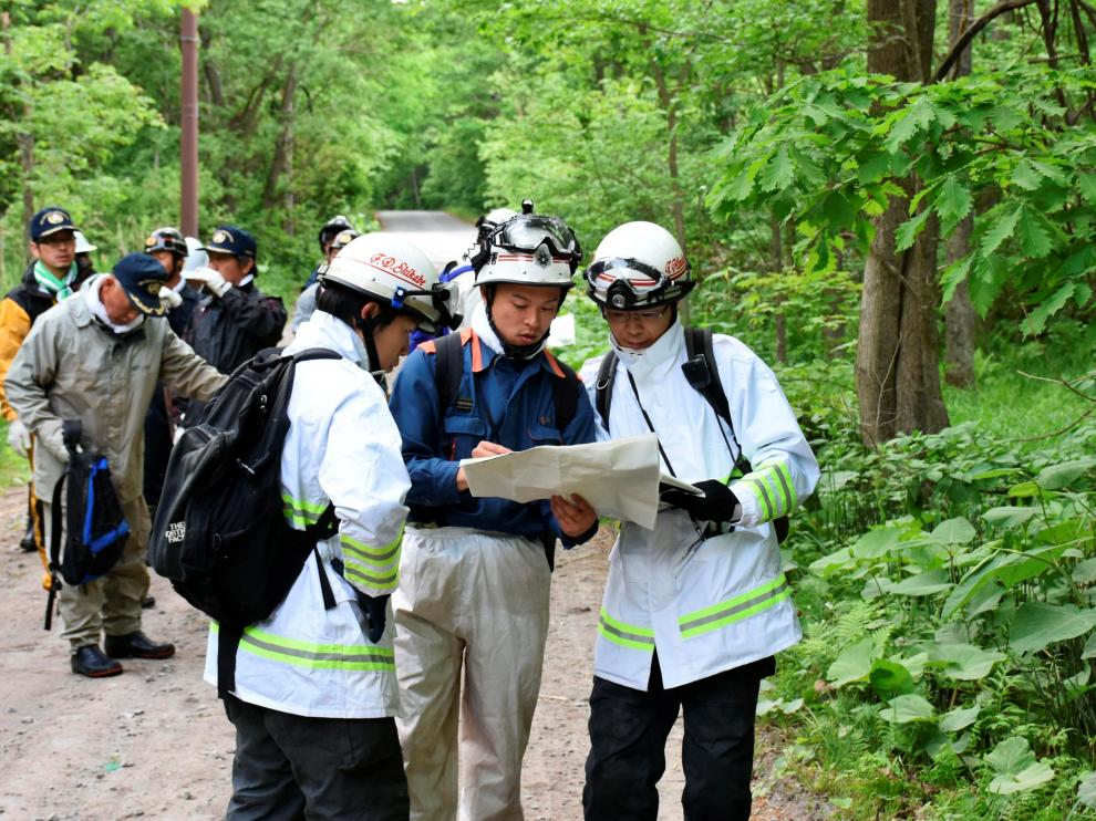 Labores de búsqueda del niño abandonado por sus padres en un bosque de Japón.