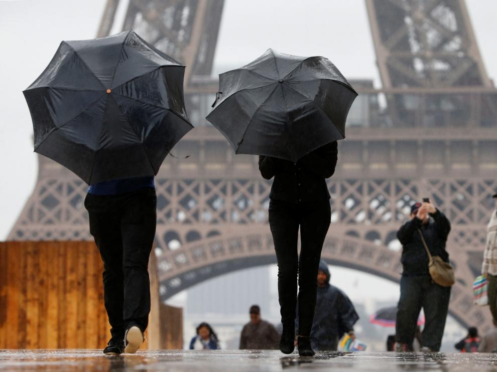 Turistas junto a la Torre Eiffel