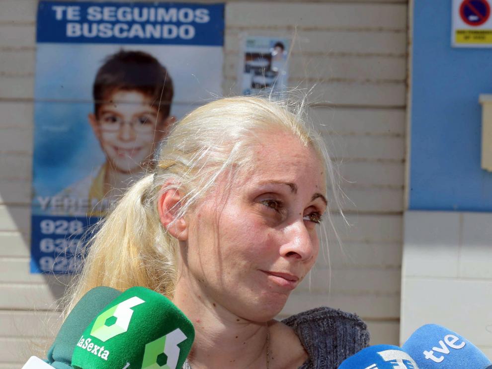 Ithaisa Suárez, madre de Yéremi Vargas, delante de un cartel de la desaparición del niño.