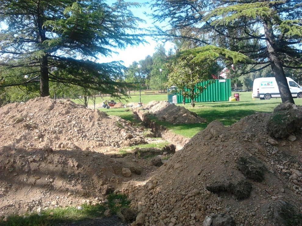 Obras de arreglo del riego en el parque del barrio de La Paz